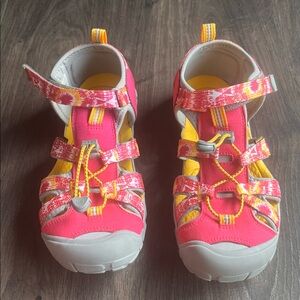 *NEW* Keen Youth Seacamp II CNX water shoes in pink with tie dye accents.